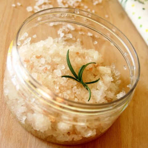 Zalety peelingów solnych. Jak zrobić domowy peeling solny?